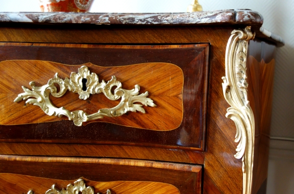 JB Galet : commode sauteuse d'époque Louis XV en marqueterie, estampillée