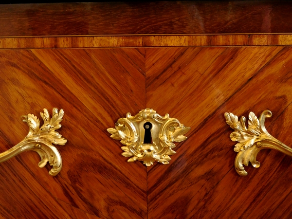 Commode sauteuse parisienne d'époque Louis XV en marqueterie de bois de rose et amarante