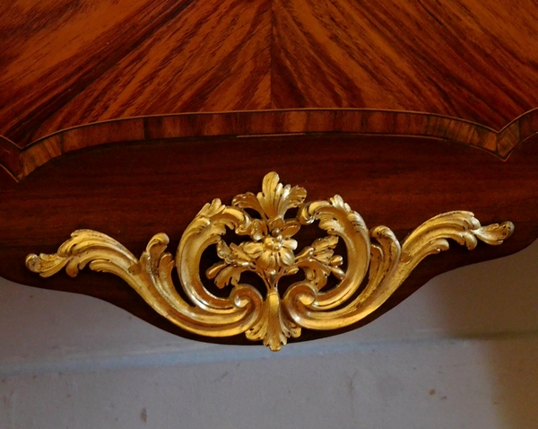 Commode sauteuse parisienne d'époque Louis XV en marqueterie de bois de rose et amarante