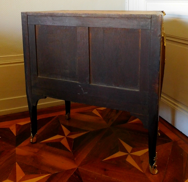 Commode sauteuse parisienne d'époque Louis XV en marqueterie de bois de rose et amarante