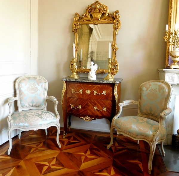 Commode sauteuse parisienne d'époque Louis XV en marqueterie de bois de rose et amarante