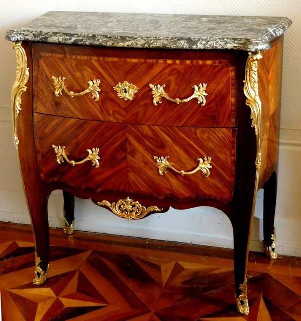 Commode sauteuse parisienne d'époque Louis XV en marqueterie de bois de rose et amarante