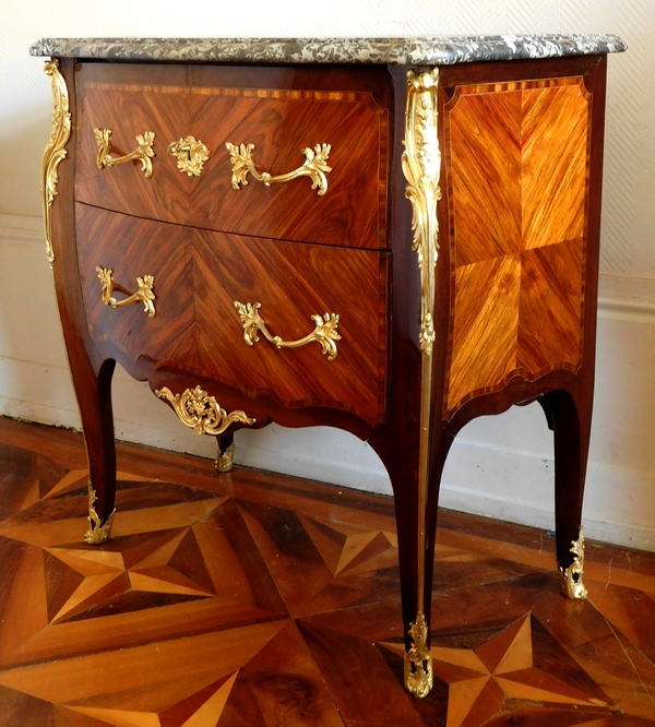 Commode sauteuse parisienne d'époque Louis XV en marqueterie de bois de rose et amarante