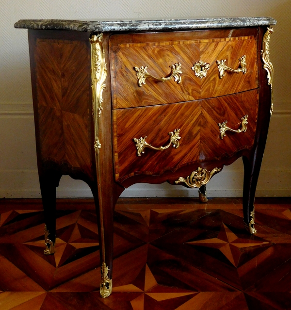 Commode sauteuse parisienne d'époque Louis XV en marqueterie de bois de rose et amarante