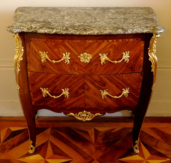 Commode sauteuse parisienne d'époque Louis XV en marqueterie de bois de rose et amarante