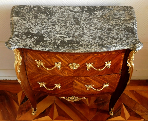 Commode sauteuse parisienne d'époque Louis XV en marqueterie de bois de rose et amarante