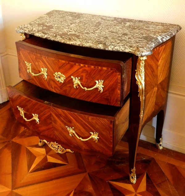 Commode sauteuse parisienne d'époque Louis XV en marqueterie de bois de rose et amarante