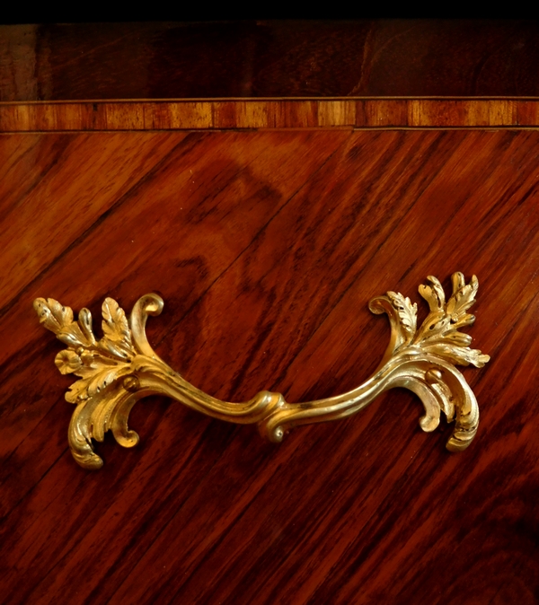 Commode sauteuse parisienne d'époque Louis XV en marqueterie de bois de rose et amarante
