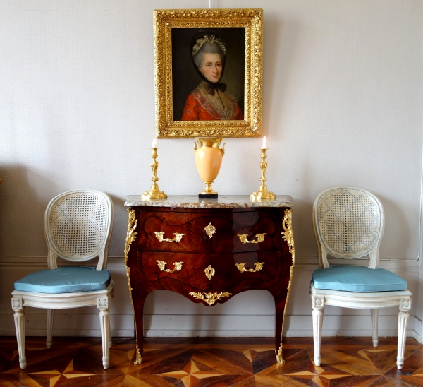 Commode sauteuse en bois de violette d'époque Louis XV - XVIIIe siècle