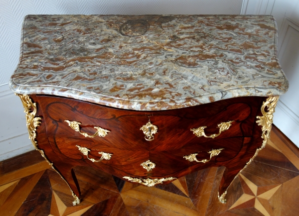 Commode sauteuse en bois de violette d'époque Louis XV - XVIIIe siècle