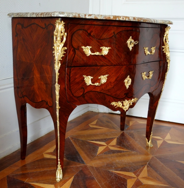 Commode sauteuse en bois de violette d'époque Louis XV - XVIIIe siècle