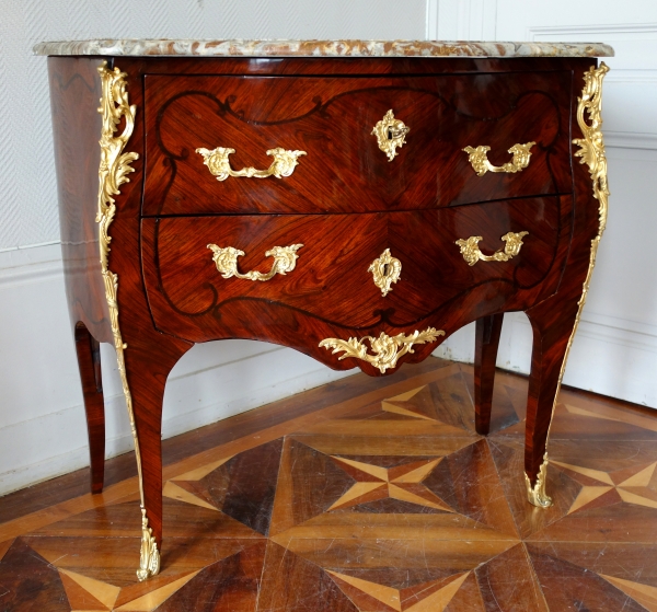 Commode sauteuse en bois de violette d'époque Louis XV - XVIIIe siècle