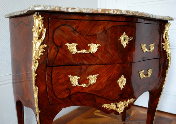 Commode sauteuse en bois de violette d'époque Louis XV - XVIIIe siècle