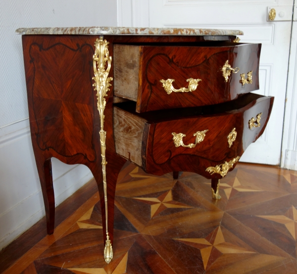 Commode sauteuse en bois de violette d'époque Louis XV - XVIIIe siècle