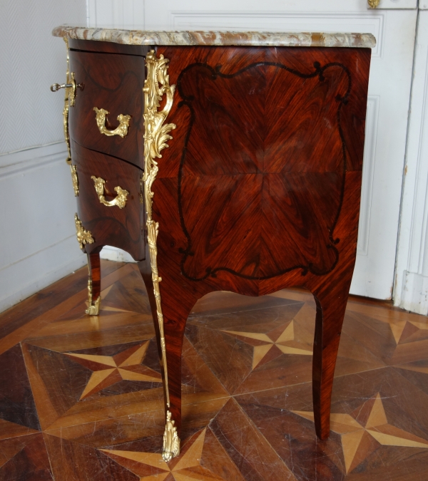 Commode sauteuse en bois de violette d'époque Louis XV - XVIIIe siècle