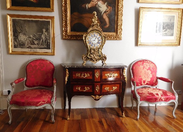 Commode sauteuse en marqueterie d'époque Louis XV, estampillée Reizell, ébéniste du Prince de Condé