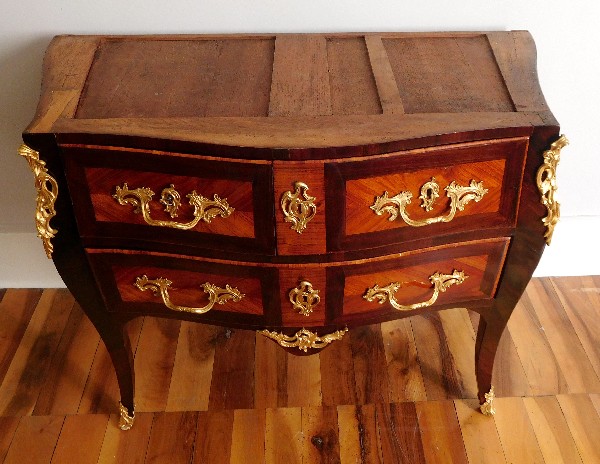 Commode sauteuse en marqueterie d'époque Louis XV, estampillée Reizell, ébéniste du Prince de Condé