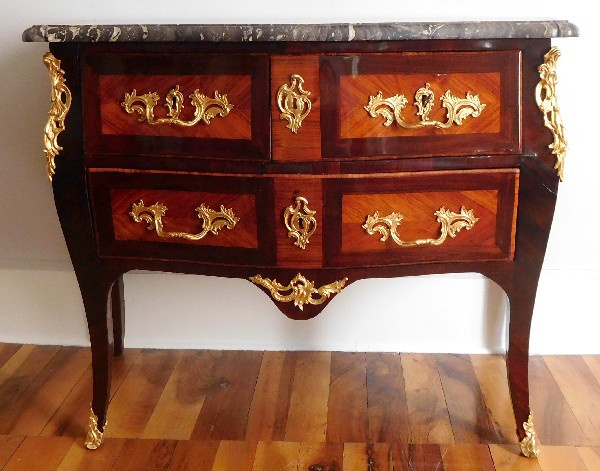 Commode sauteuse en marqueterie d'époque Louis XV, estampillée Reizell, ébéniste du Prince de Condé