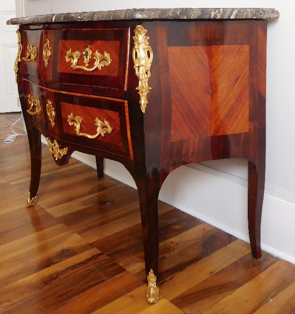 Commode sauteuse en marqueterie d'époque Louis XV, estampillée Reizell, ébéniste du Prince de Condé