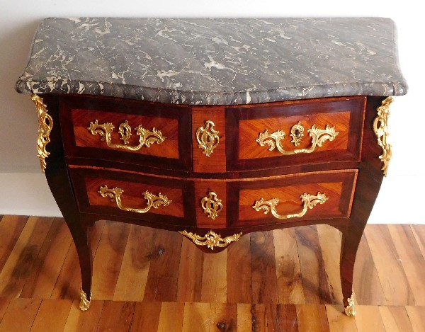 Commode sauteuse en marqueterie d'époque Louis XV, estampillée Reizell, ébéniste du Prince de Condé