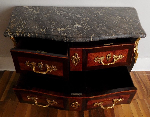 Commode sauteuse en marqueterie d'époque Louis XV, estampillée Reizell, ébéniste du Prince de Condé