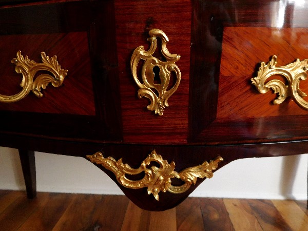 Commode sauteuse en marqueterie d'époque Louis XV, estampillée Reizell, ébéniste du Prince de Condé