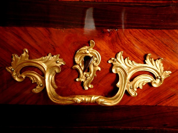 Commode sauteuse en marqueterie d'époque Louis XV, estampillée Reizell, ébéniste du Prince de Condé
