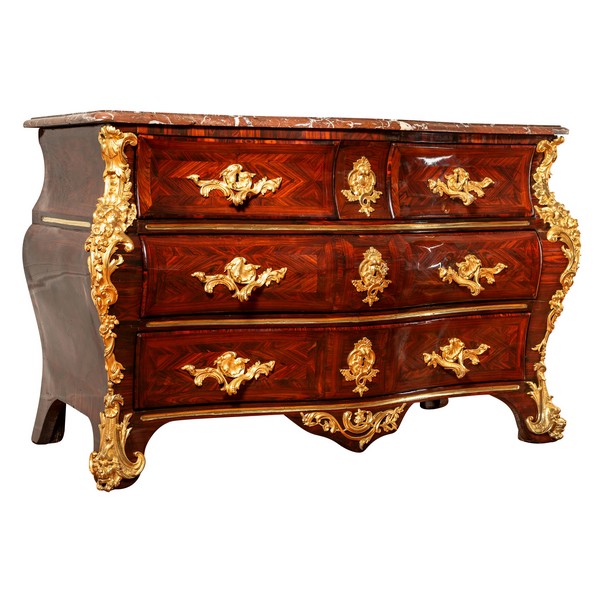 Commode tombeau en bois de violette d'époque Régence - Louis XV attribuée à Jean-Charles Saunier