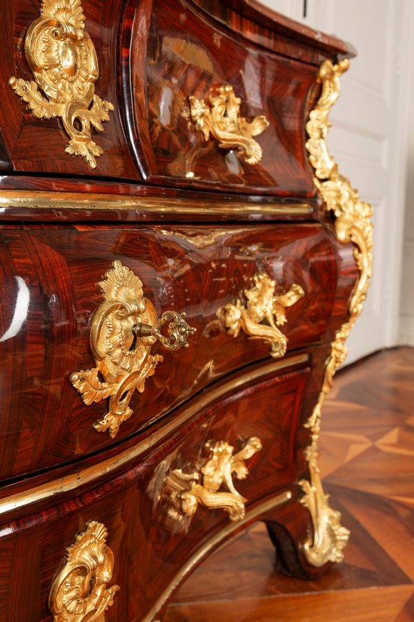 Commode tombeau en bois de violette d'époque Régence - Louis XV attribuée à Jean-Charles Saunier