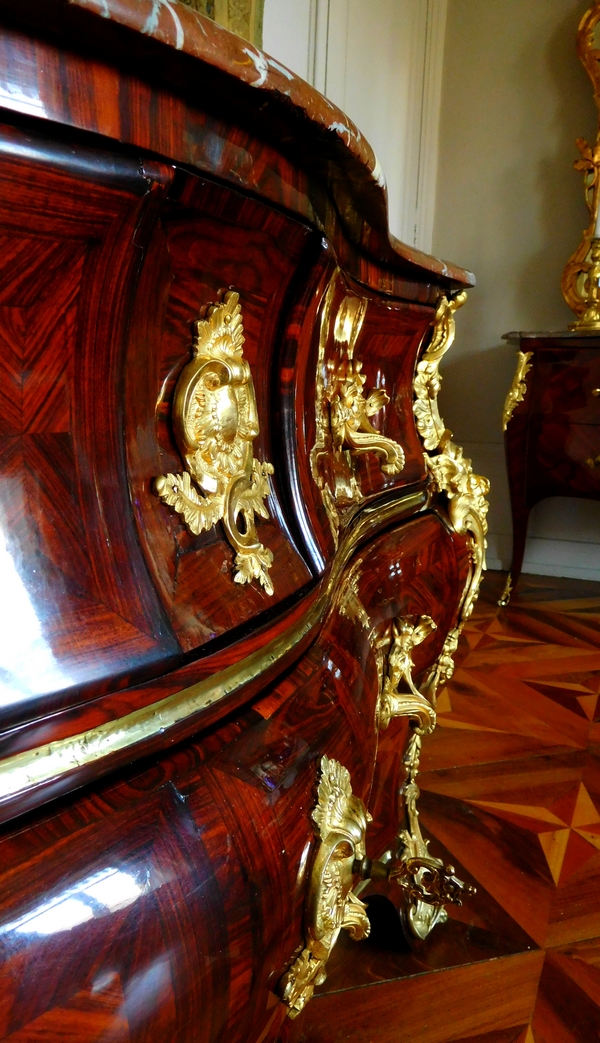 Commode tombeau en bois de violette d'époque Régence - Louis XV attribuée à Jean-Charles Saunier