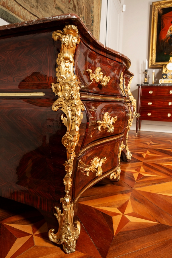 Spectacular Regence Louis XV violet wood commode attributed to Jean-Charles Saunier