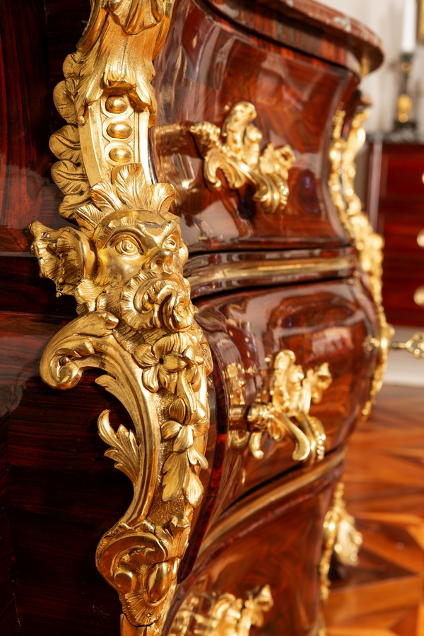 Commode tombeau en bois de violette d'époque Régence - Louis XV attribuée à Jean-Charles Saunier