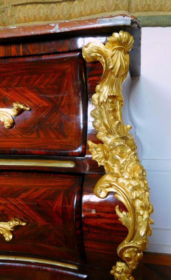 Commode tombeau en bois de violette d'époque Régence - Louis XV attribuée à Jean-Charles Saunier