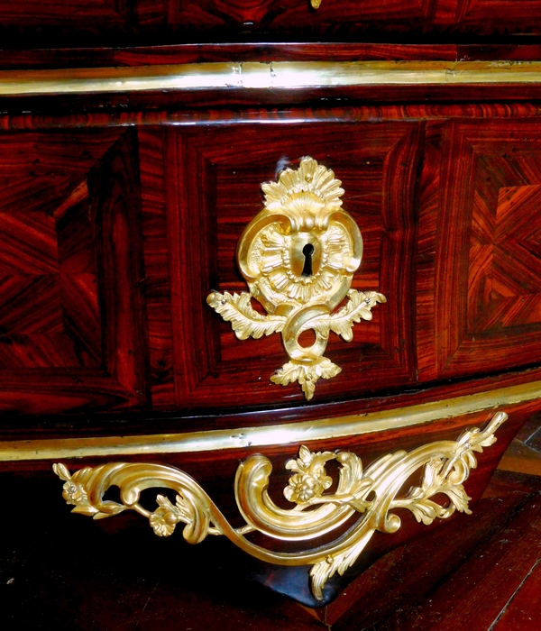 Commode tombeau en bois de violette d'époque Régence - Louis XV attribuée à Jean-Charles Saunier