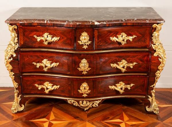 Commode tombeau en bois de violette d'époque Régence - Louis XV attribuée à Jean-Charles Saunier