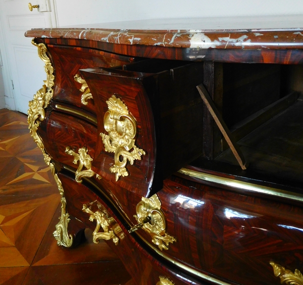 Commode tombeau en bois de violette d'époque Régence - Louis XV attribuée à Jean-Charles Saunier