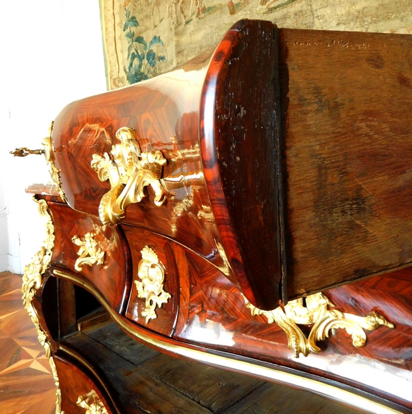 Commode tombeau en bois de violette d'époque Régence - Louis XV attribuée à Jean-Charles Saunier