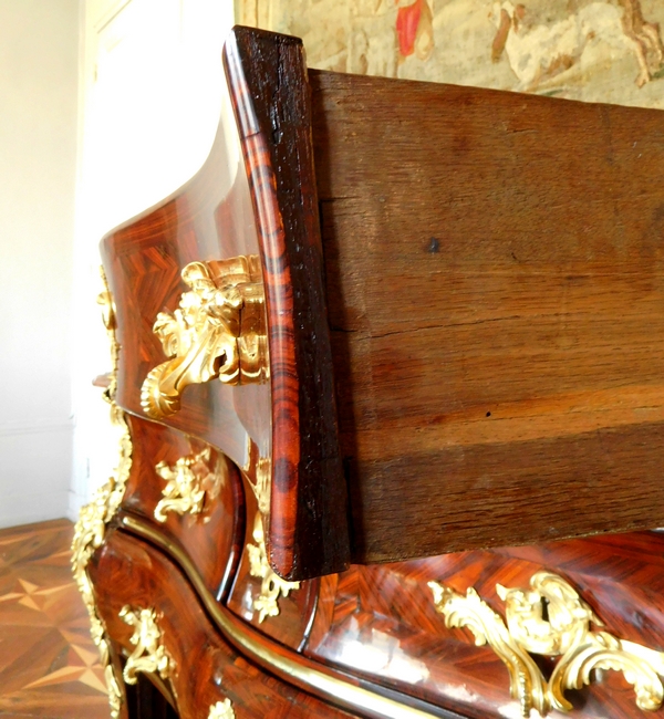 Commode tombeau en bois de violette d'époque Régence - Louis XV attribuée à Jean-Charles Saunier