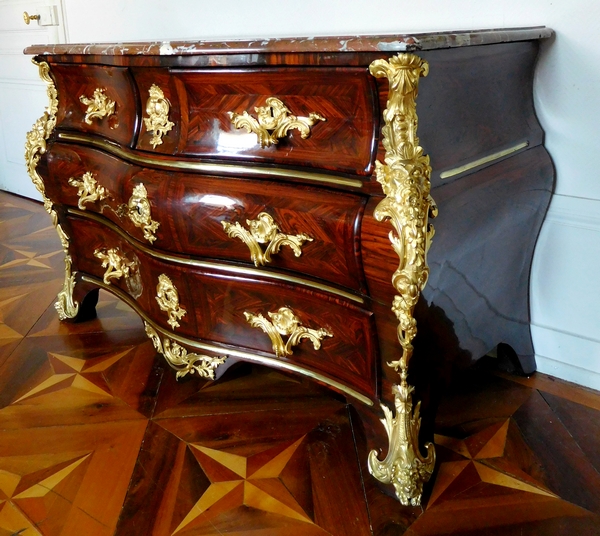 Commode tombeau en bois de violette d'époque Régence - Louis XV attribuée à Jean-Charles Saunier