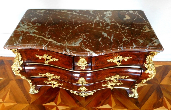 Commode tombeau en bois de violette d'époque Régence - Louis XV attribuée à Jean-Charles Saunier