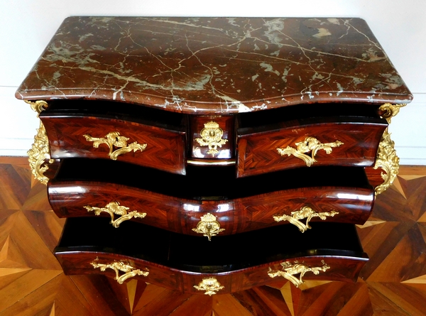 Commode tombeau en bois de violette d'époque Régence - Louis XV attribuée à Jean-Charles Saunier