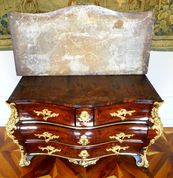 Commode tombeau en bois de violette d'époque Régence - Louis XV attribuée à Jean-Charles Saunier