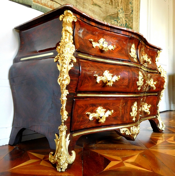 Commode tombeau en bois de violette d'époque Régence - Louis XV attribuée à Jean-Charles Saunier