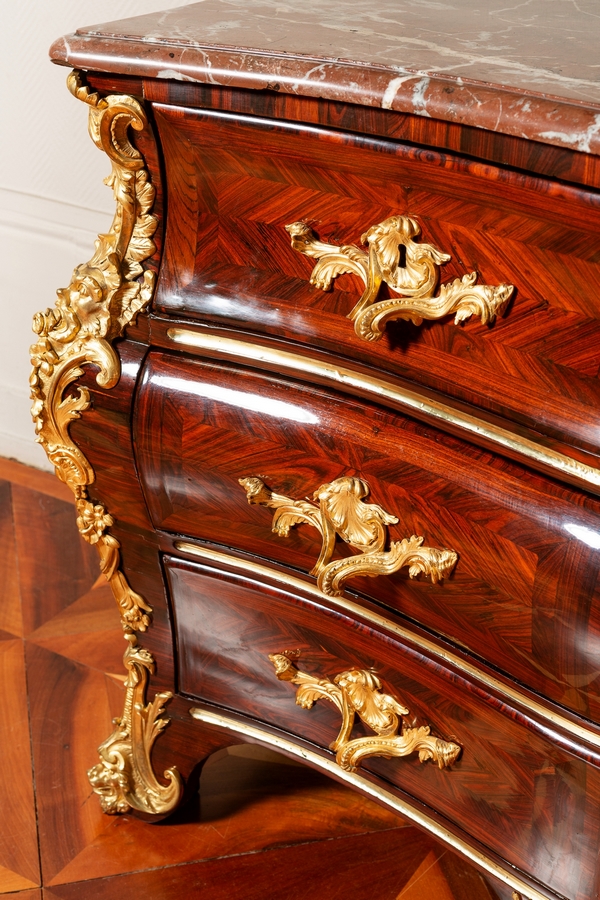 Commode tombeau en bois de violette d'époque Régence - Louis XV attribuée à Jean-Charles Saunier