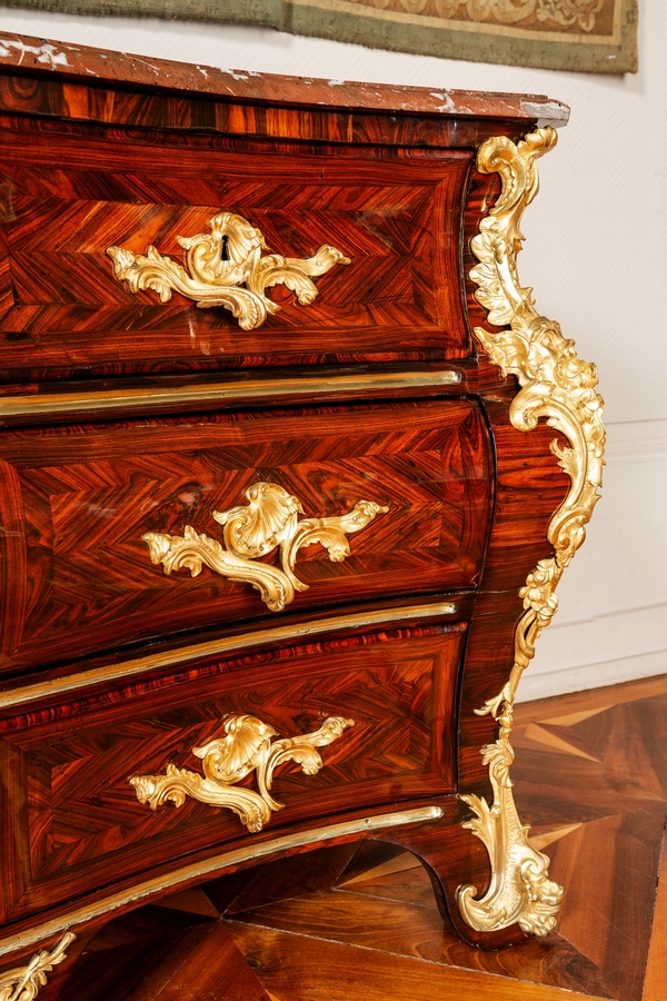 Commode tombeau en bois de violette d'époque Régence - Louis XV attribuée à Jean-Charles Saunier