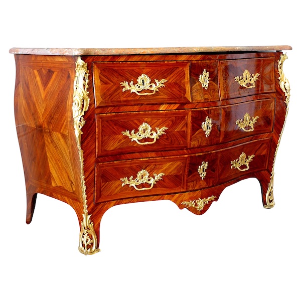 JB Hédouin : commode tombeau d'époque Louis XV en bois de rose, vers 1750 - estampillée