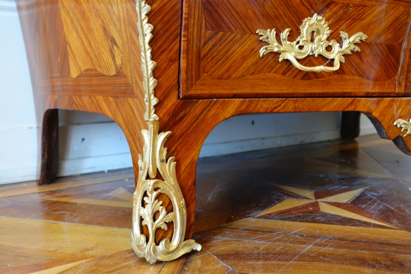 JB Hédouin : commode tombeau d'époque Louis XV en bois de rose, vers 1750 - estampillée