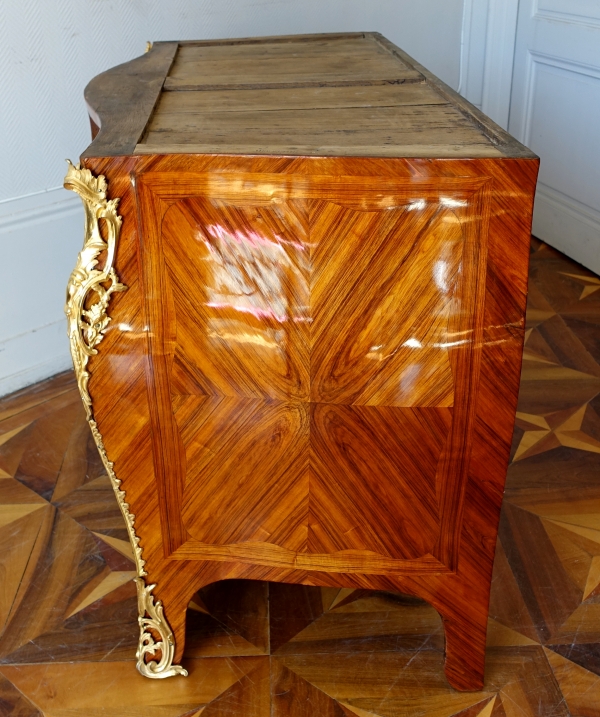 JB Hédouin : commode tombeau d'époque Louis XV en bois de rose, vers 1750 - estampillée