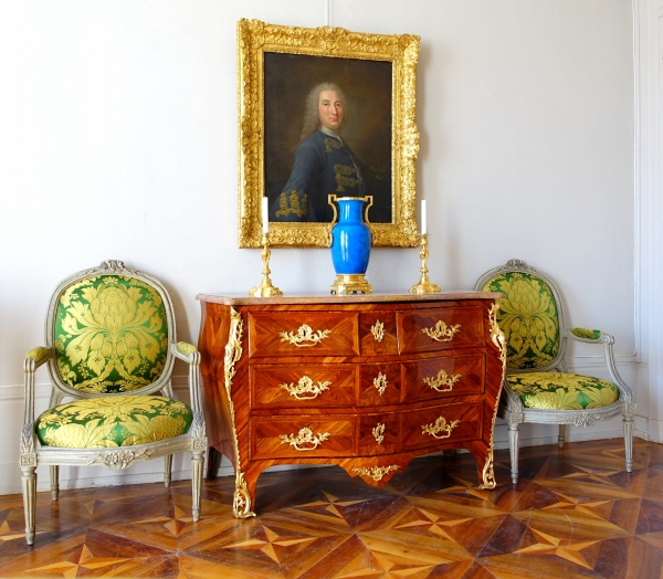 JB Hédouin : commode tombeau d'époque Louis XV en bois de rose, vers 1750 - estampillée