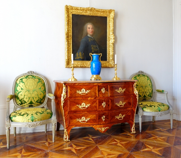 JB Hédouin : commode tombeau d'époque Louis XV en bois de rose, vers 1750 - estampillée